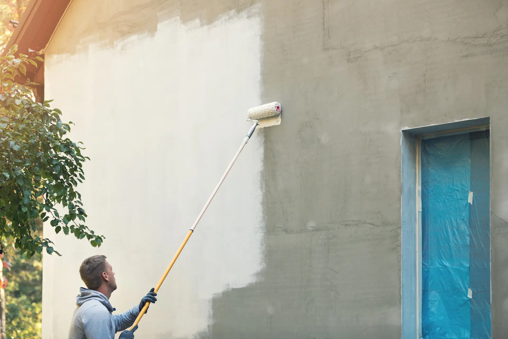 Pintor trabajando en una fachada en San Fernando